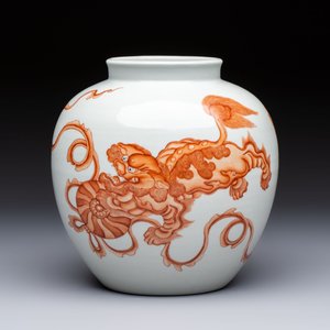 A Chinese iron-red 'Buddhist Lions' vase, 20th C. — photo 3