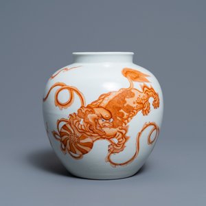 A Chinese iron-red 'Buddhist lions' vase, 20th C. — 照片 4