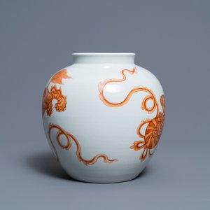 A Chinese iron-red 'Buddhist lions' vase, 20th C. — 照片 5