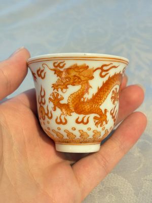 A Chinese iron-red decorated blue and white 'Dragon' saucer and a cup, Yongzheng and Tongzhi mark, 19/20th C. — photo 1