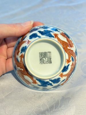 A Chinese iron-red decorated blue and white 'Dragon' saucer and a cup, Yongzheng and Tongzhi mark, 19/20th C. — photo 11