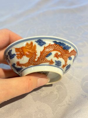 A Chinese iron-red decorated blue and white 'Dragon' saucer and a cup, Yongzheng and Tongzhi mark, 19/20th C. — photo 13