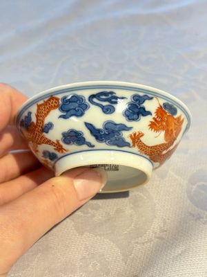 A Chinese iron-red decorated blue and white 'Dragon' saucer and a cup, Yongzheng and Tongzhi mark, 19/20th C. — photo 14