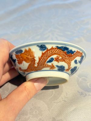 A Chinese iron-red decorated blue and white 'Dragon' saucer and a cup, Yongzheng and Tongzhi mark, 19/20th C. — photo 15