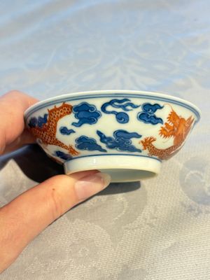 A Chinese iron-red decorated blue and white 'Dragon' saucer and a cup, Yongzheng and Tongzhi mark, 19/20th C. — photo 16