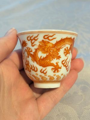 A Chinese iron-red decorated blue and white 'Dragon' saucer and a cup, Yongzheng and Tongzhi mark, 19/20th C. — photo 3
