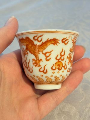 A Chinese iron-red decorated blue and white 'Dragon' saucer and a cup, Yongzheng and Tongzhi mark, 19/20th C. — photo 4