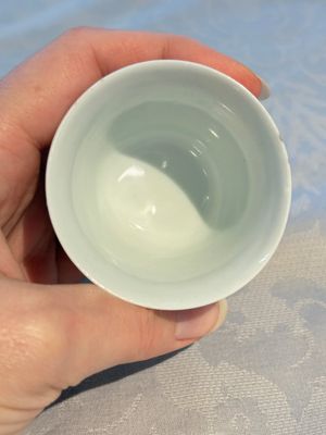 A Chinese iron-red decorated blue and white 'Dragon' saucer and a cup, Yongzheng and Tongzhi mark, 19/20th C. — photo 6