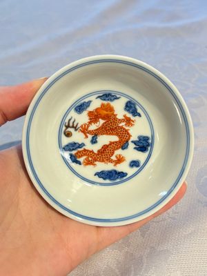 A Chinese iron-red decorated blue and white 'Dragon' saucer and a cup, Yongzheng and Tongzhi mark, 19/20th C. — photo 9