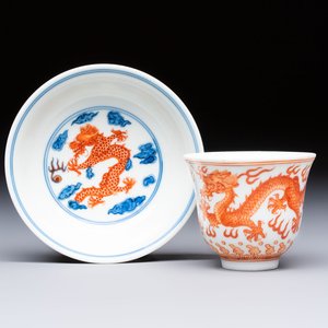 A Chinese iron-red decorated blue and white 'Dragon' saucer and a cup, Yongzheng and Tongzhi mark, 19/20th C. — photo 1