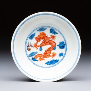 A Chinese iron-red decorated blue and white 'Dragon' saucer and a cup, Yongzheng and Tongzhi mark, 19/20th C. — photo 2