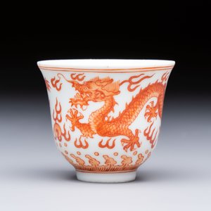 A Chinese iron-red decorated blue and white 'Dragon' saucer and a cup, Yongzheng and Tongzhi mark, 19/20th C. — photo 4
