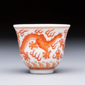 A Chinese iron-red decorated blue and white 'Dragon' saucer and a cup, Yongzheng and Tongzhi mark, 19/20th C. — photo 5