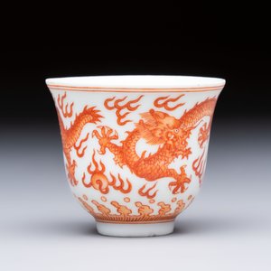 A Chinese iron-red decorated blue and white 'Dragon' saucer and a cup, Yongzheng and Tongzhi mark, 19/20th C. — photo 6