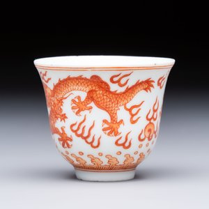 A Chinese iron-red decorated blue and white 'Dragon' saucer and a cup, Yongzheng and Tongzhi mark, 19/20th C. — photo 7