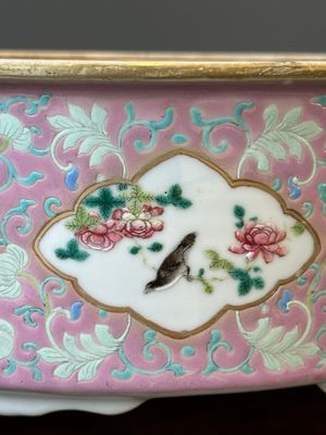 A Chinese iron-red-decorated covered bowl and a famille rose covered bowl, 19th C. — foto 15
