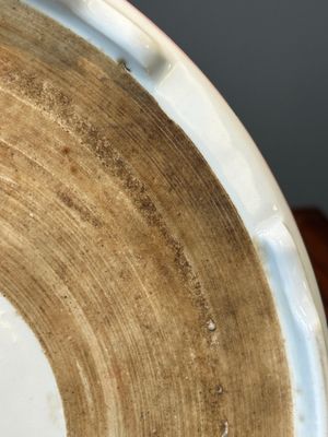A Chinese iron-red-decorated covered bowl and a famille rose covered bowl, 19th C. — foto 20