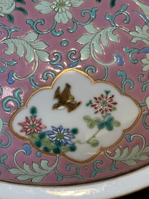 A Chinese iron-red-decorated covered bowl and a famille rose covered bowl, 19th C. — foto 6