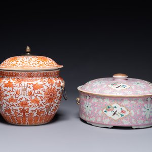 A Chinese iron-red-decorated covered bowl and a famille rose covered bowl, 19th C. — foto 1