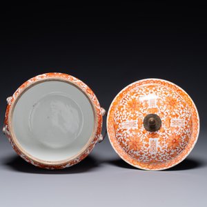 A Chinese iron-red-decorated covered bowl and a famille rose covered bowl, 19th C. — foto 2