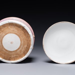 A Chinese iron-red-decorated covered bowl and a famille rose covered bowl, 19th C. — foto 5