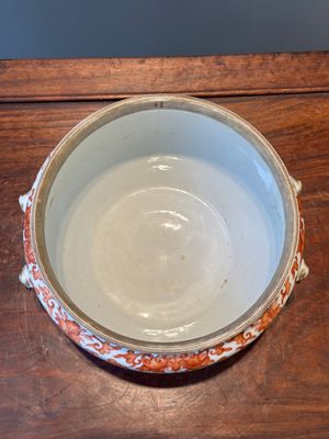 A Chinese iron-red-decorated covered bowl and a famille rose covered bowl, 19th C. — 照片 25