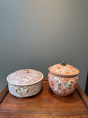A Chinese iron-red-decorated covered bowl and a famille rose covered bowl, 19th C. — 照片 4