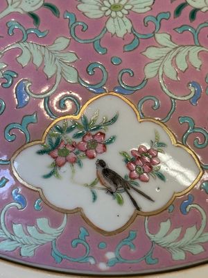 A Chinese iron-red-decorated covered bowl and a famille rose covered bowl, 19th C. — 照片 7