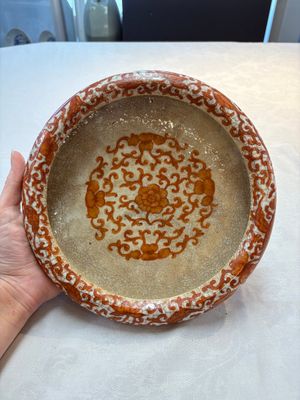 A Chinese iron-red-decorated crackle-glazed  'chilong and lotus scroll' brush washer, 19th C. — foto 1