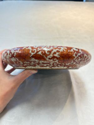 A Chinese iron-red-decorated crackle-glazed  'chilong and lotus scroll' brush washer, 19th C. — foto 3