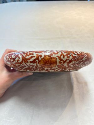 A Chinese iron-red-decorated crackle-glazed  'chilong and lotus scroll' brush washer, 19th C. — foto 5
