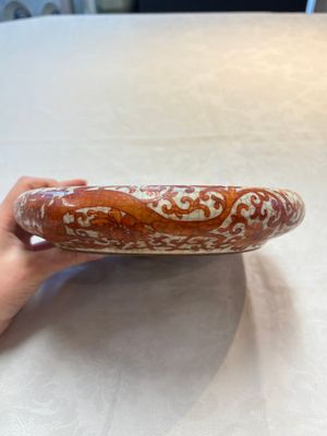 A Chinese iron-red-decorated crackle-glazed  'chilong and lotus scroll' brush washer, 19th C. — foto 6