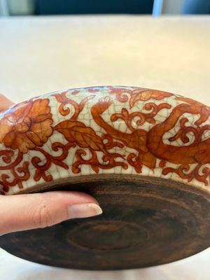 A Chinese iron-red-decorated crackle-glazed  'chilong and lotus scroll' brush washer, 19th C. — foto 8