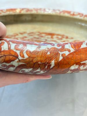 A Chinese iron-red-decorated crackle-glazed  'chilong and lotus scroll' brush washer, 19th C. — foto 9