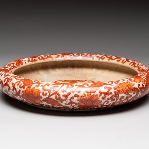 A Chinese iron-red-decorated crackle-glazed  'chilong and lotus scroll' brush washer, 19th C. — foto 1