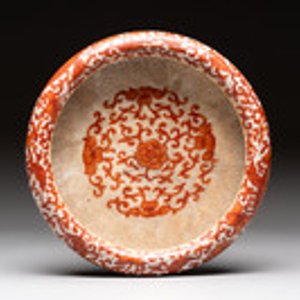A Chinese iron-red-decorated crackle-glazed  'chilong and lotus scroll' brush washer, 19th C. — foto 2