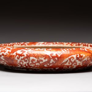 A Chinese iron-red-decorated crackle-glazed  'chilong and lotus scroll' brush washer, 19th C. — foto 4