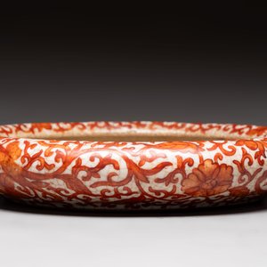 A Chinese iron-red-decorated crackle-glazed  'chilong and lotus scroll' brush washer, 19th C. — foto 5
