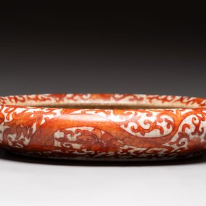 A Chinese iron-red-decorated crackle-glazed  'chilong and lotus scroll' brush washer, 19th C. — foto 6