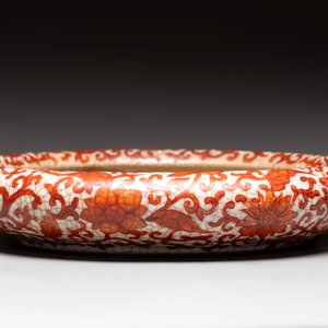 A Chinese iron-red-decorated crackle-glazed  'chilong and lotus scroll' brush washer, 19th C. — foto 7