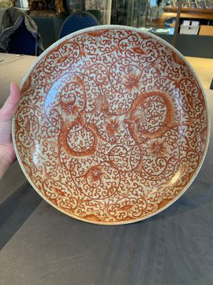 A Chinese iron-red-decorated crackle-glazed  'chilong and lotus scroll' plate, Jiajing mark, 19th C. — photo 1