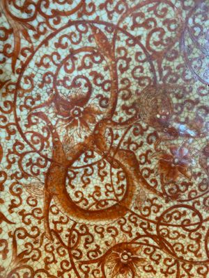 A Chinese iron-red-decorated crackle-glazed  'chilong and lotus scroll' plate, Jiajing mark, 19th C. — photo 2