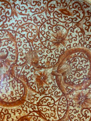 A Chinese iron-red-decorated crackle-glazed  'chilong and lotus scroll' plate, Jiajing mark, 19th C. — photo 3
