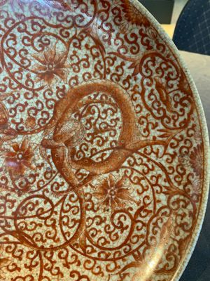 A Chinese iron-red-decorated crackle-glazed  'chilong and lotus scroll' plate, Jiajing mark, 19th C. — photo 4