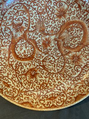 A Chinese iron-red-decorated crackle-glazed  'chilong and lotus scroll' plate, Jiajing mark, 19th C. — photo 5