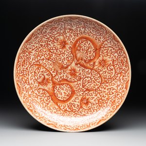 A Chinese iron-red-decorated crackle-glazed  'chilong and lotus scroll' plate, Jiajing mark, 19th C. — photo 1