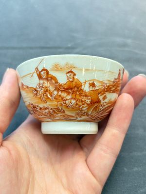 A Chinese iron-red-decorated 'Deer Hunting' bowl and two cups, Qianlong — photo 1