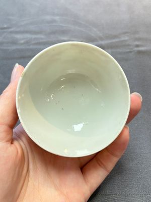 A Chinese iron-red-decorated 'Deer Hunting' bowl and two cups, Qianlong — photo 11