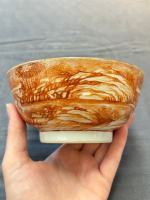 A Chinese iron-red-decorated 'Deer Hunting' bowl and two cups, Qianlong — photo 14