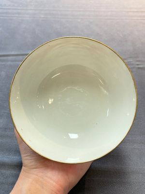 A Chinese iron-red-decorated 'Deer Hunting' bowl and two cups, Qianlong — photo 17